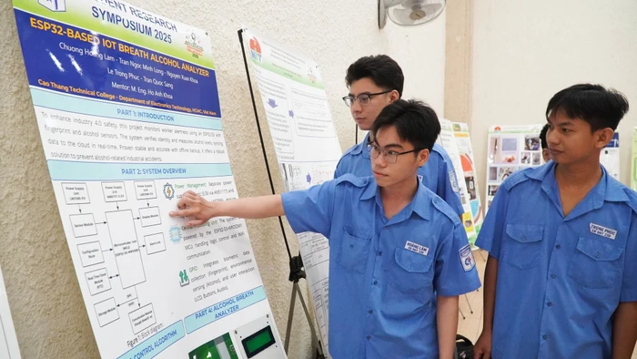 Sinh viên Trường Cao đẳng Kỹ thuật Cao Thắng tại buổi giao lưu nghiên cứu khoa học với sinh viên Nhật Bản. 