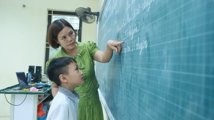 Cô trò Trường Tiểu học Nam Phương Tiến A (Chương Mỹ, Hà Nội) trong một giờ học Toán. Ảnh minh họa: Đình Tuệ