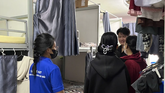 Tình nguyện viên Trường Đại học Công Thương TPHCM hỗ trợ sinh viên tìm nhà trọ đầu năm. Ảnh: HUIT