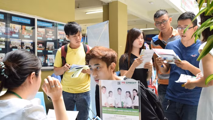 Sinh viên tìm kiếm cơ hội nghề nghiệp tại ngày hội việc làm.