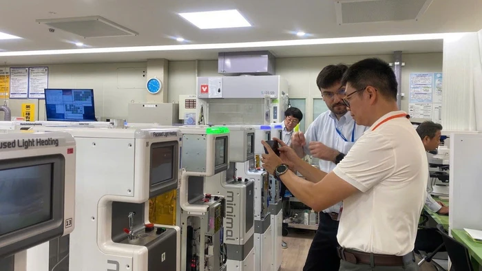 GS.TS Nguyễn Tiến Đông tham quan và khảo sát Công ty Yokogawa Solution Service - Nakacho, Musashino, Nhật Bản. Ảnh: NVCC