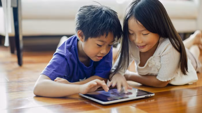 Trẻ em ngày nay có thể tiếp cận hàng nghìn đầu sách chỉ với một thiết bị nhỏ gọn, kết nối Internet. Ảnh minh họa: ITN.