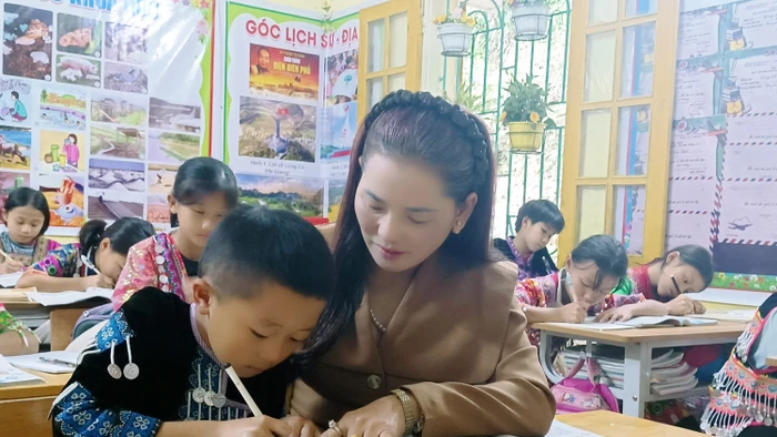 Cô Lan chăm chút từng nét chữ cho học trò.