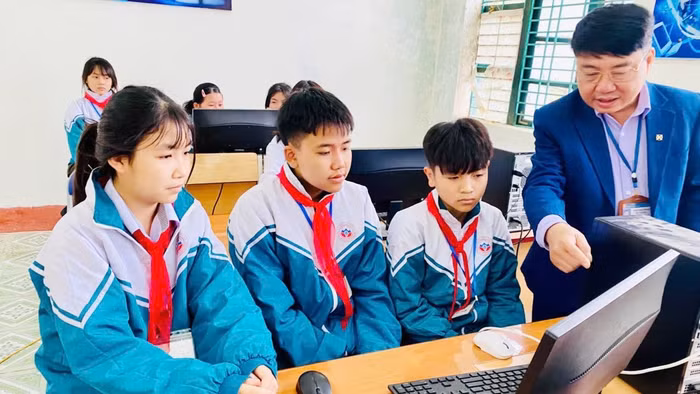 Giờ học Tin học ở Trường THCS Sơn Điện.