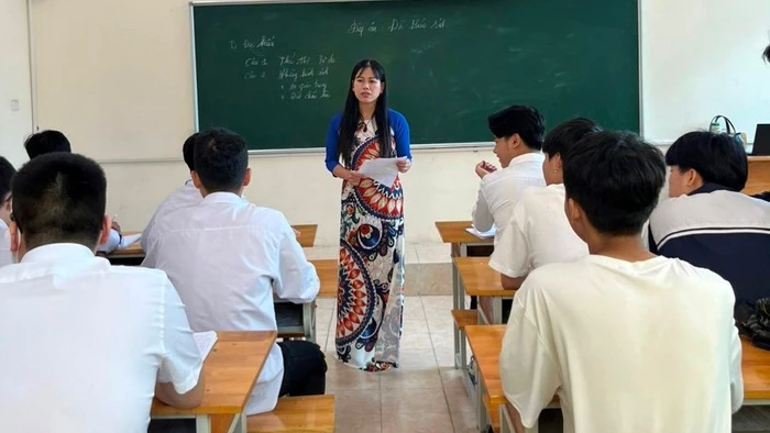 Tiết học của cô trò Trung tâm GDTX Bắc Ninh. Ảnh: Huế Vũ