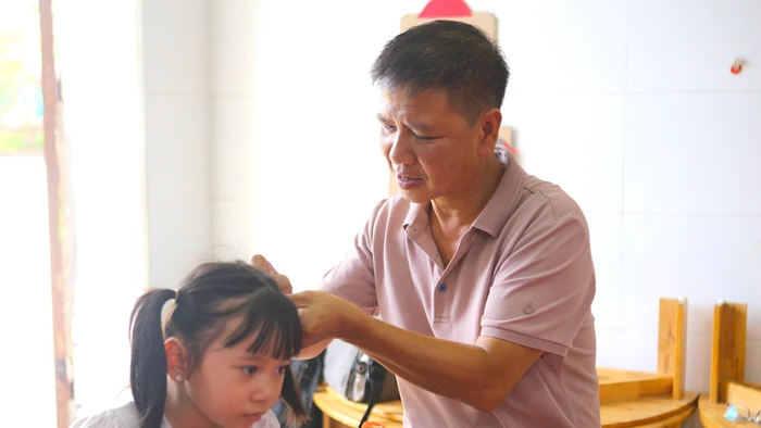 Thầy Đỗ Quang Tú luôn nhận được sự yêu mến của học sinh bằng sự tận tâm với nghề.