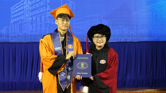 Kwon Jae Uk nhận bằng tại Lễ tốt nghiệp tháng 11/2025. Ảnh: HCMUSSH