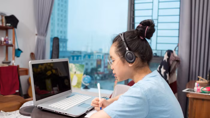 Học sinh dành nhiều giờ trước màn hình trong giai đoạn cận thi. Ảnh minh họa: ITN.