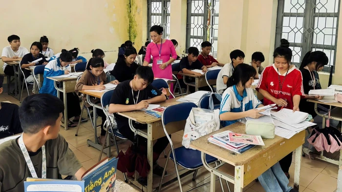 Cô Khương Thị Thanh Bình - Trường THPT Mường Nhé trong một tiết dạy.