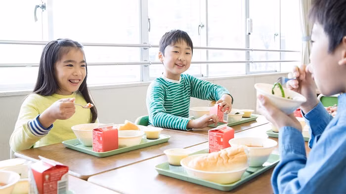 Tại các lớp học ở Nhật Bản, khi tiếng chuông kết thúc giờ ăn trưa vang lên, học sinh xếp khay gọn gàng, dọn dẹp sạch sẽ và đồng thanh nói lời cảm ơn. Ảnh: Nippon .