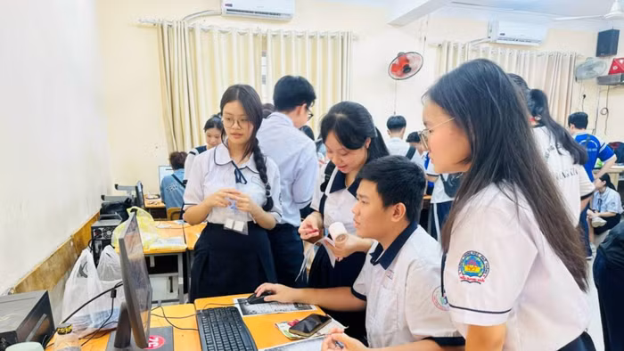 Học sinh lớp 9 trải nghiệm tại gian hàng Tổ Tin học (Trường THPT Trần Quang Khải). Ảnh: MA