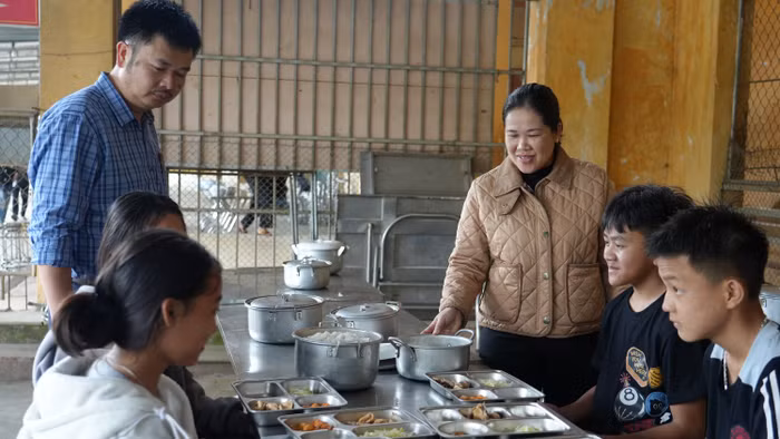 Bữa cơm trưa của học sinh Trường Phổ thông DTBT THCS Nậm Cắn (Nậm Cắn, Nghệ An).