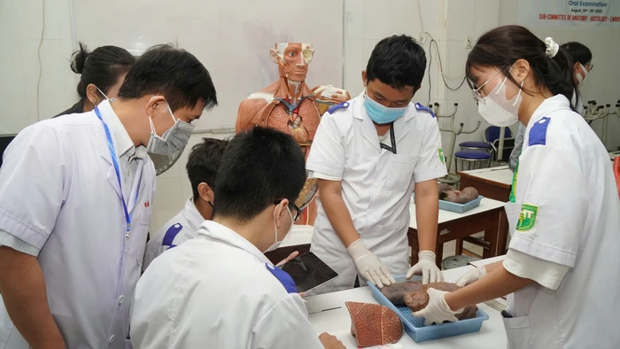 Sinh viên Trường Đại học Y khoa Phạm Ngọc Thạch trong giờ thực hành.