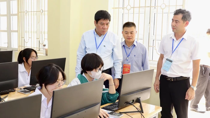 Cục trưởng Cục Quản lý chất lượng Huỳnh Văn Chương (trái ảnh) kiểm tra khảo sát PISA tại Bắc Ninh. Ảnh: Nguyễn Mạnh