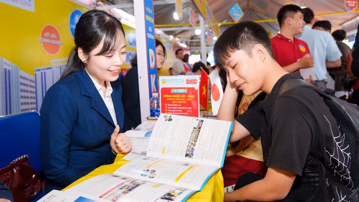 Học sinh tìm hiểu thông tin tuyển sinh của Trường Đại học Công nghệ TPHCM. Ảnh: HUTECH