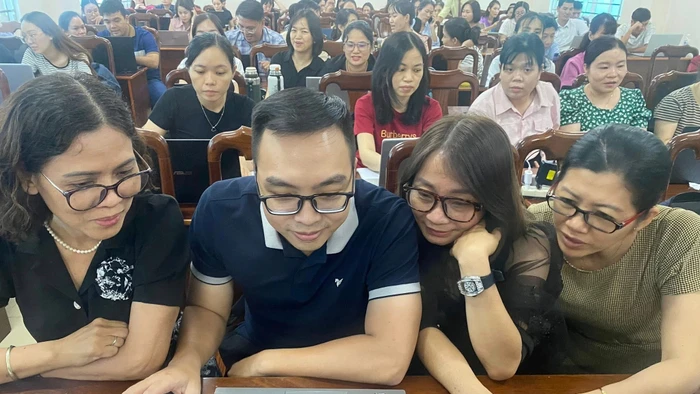 Tập huấn chuyên đề Ứng dụng trí tuệ nhân tạo trong trường học tại Trường THCS Nguyễn Huệ.