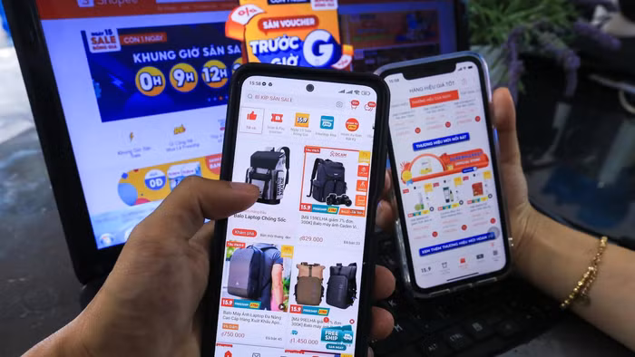 Hoạt động mua sắm và tiêu dùng online ngày càng phổ biến trong đời sống sinh viên.