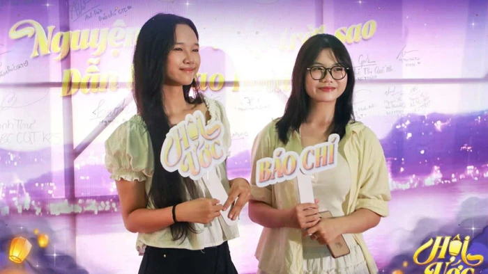 Sinh viên Trần Anh Đào (bên phải) tại lễ chào đón tân sinh viên khóa 2025. Ảnh: NVCC