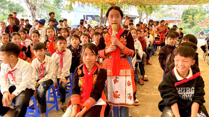 Học sinh vùng biên giới Khổng Lào tự tin chia sẻ về mối nguy hại từ môi trường mạng.