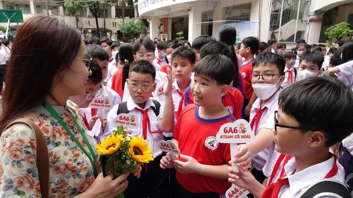 Cô trò Trường THCS Lương Thế Vinh (TPHCM) trong ngày tựu trường. Ảnh: NTCC