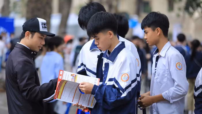 Thí sinh tìm hiểu thông tin tại Ngày hội tư vấn tuyển sinh, hướng nghiệp năm 2026. Ảnh: Nam Trần