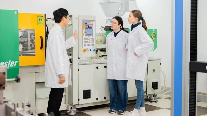 Giảng viên ĐH Phenikaa và sinh viên đến từ CHLB Đức học tập, trao đổi tại trường. Ảnh: NTCC