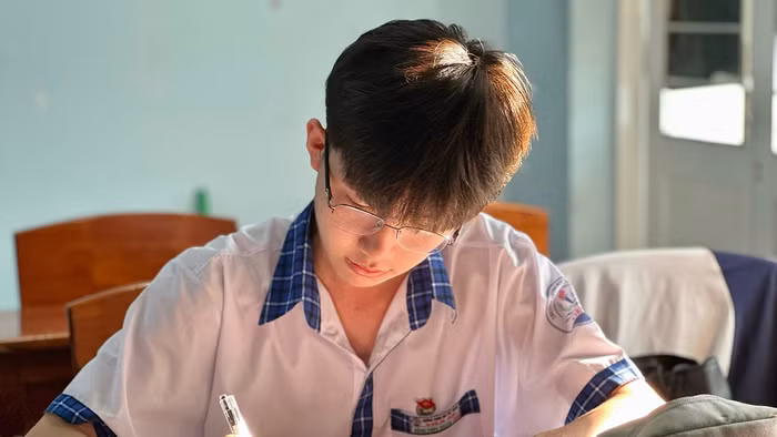 Hồng Phúc Khang chăm chú học tập trên lớp. Ảnh: TG