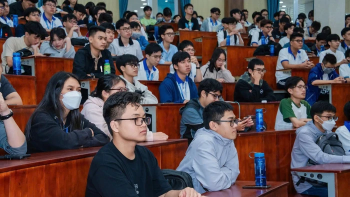 Tân sinh viên Trường Đại học Công nghệ Thông tin (Đại học Quốc gia TPHCM) tại giảng đường đại học. Ảnh: H.Khang
