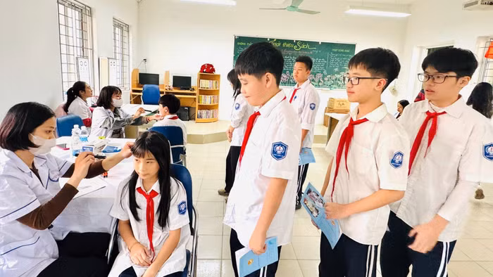 Khám sức khỏe định kỳ cho học sinh Trường THCS Phúc Lợi (Phúc Lợi, Hà Nội).