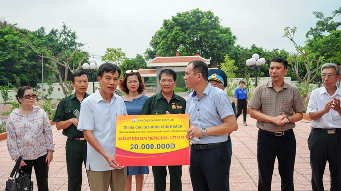 Trường ĐH Thủy lợi tổ chức thăm và tặng quà gia đình có công ở tỉnh Bắc Giang. Ảnh: NTCC