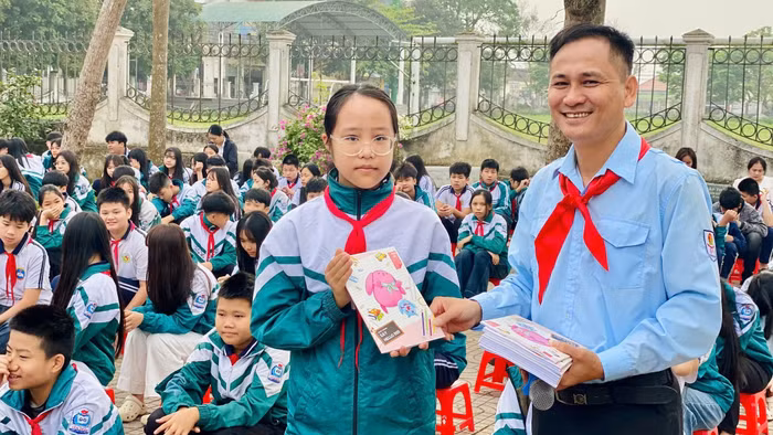 Học sinh Trường THCS Yên Trấn (xã Đức Thọ) trả lời câu hỏi Tìm hiểu về cuộc đời thân thế Tổng Bí thư Hà Huy Tập trong giờ ngoại khóa.