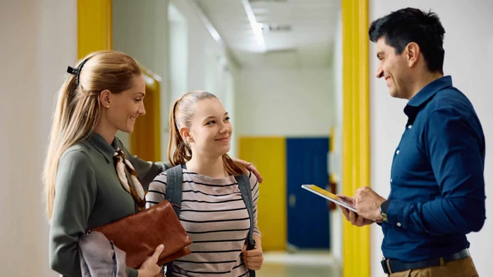 Nếu trẻ chuyển cấp cùng bạn cũ, gia đình có thể tạo điều kiện để các em duy trì kết nối trong kỳ nghỉ hè. Ảnh: INT.