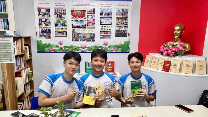 Học sinh Trường THPT Nguyễn Thị Diệu tại Không gian văn hóa Hồ Chí Minh của trường. Ảnh: NTCC