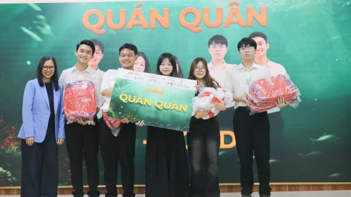 Nhóm sinh viên giành giải Quán quân toàn quốc cuộc thi Thử thách Sáng tạo Xã hội Việt Nam VSIC 2025. Ảnh: NTCC