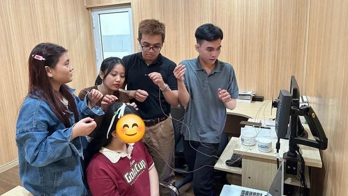 TS Giang Thiên Vũ (thứ 2 bên phải) cùng sinh viên nghiên cứu về trầm cảm. Ảnh: NVCC