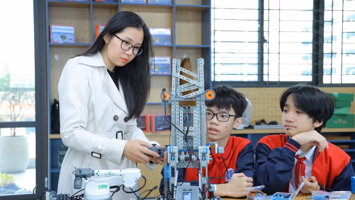 Cô trò Trường THCS Cầu Giấy (Hà Nội). Ảnh: NTCC