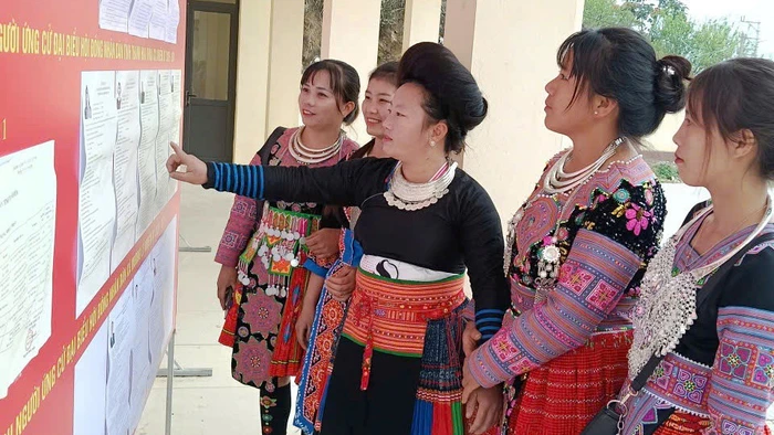 Cử tri ở xã Trung Lý (Thanh Hóa) tìm hiểu về người ứng cử đại biểu Quốc hội và HĐND các cấp tại điểm niêm yết danh sách.