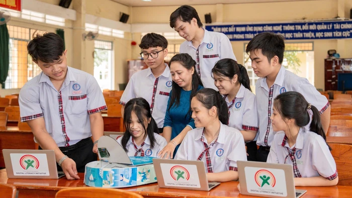 Cô, trò Trường THPT Võ Văn Kiệt (Vĩnh Long). Ảnh: NTCC