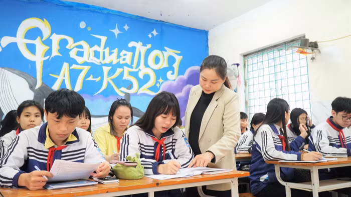 Giờ học của cô trò lớp 9A6, Trường THCS Nghi Phú (Vinh Phú, Nghệ An).