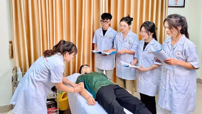 Sinh viên Trường Cao đẳng Dược Hà Nội trong giờ thực hành.