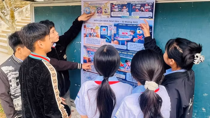 Học sinh Trường PT DTBT THCS Nhôn Mai đọc thông tin tại “Góc cảnh báo không gian mạng”. Ảnh: NTCC