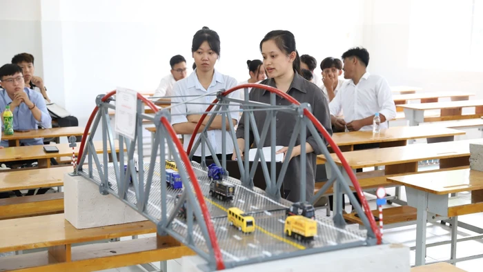 Sinh viên Trường Đại học Trà Vinh thí nghiệm, thực hành thiết kế cầu đường. Ảnh: Q. Ngữ