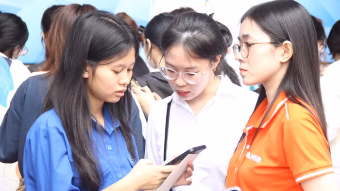 Doanh nghiệp tư vấn cho sinh viên tại Ngày hội việc làm của Trường Đại học Sư phạm Nghệ thuật Trung ương. Ảnh: TG