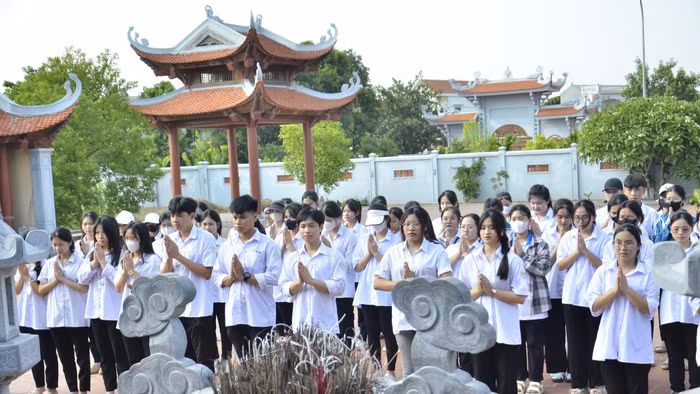 Học sinh Trường THPT Ân Thi (Hưng Yên) trong hoạt động về nguồn. Ảnh: NTCC