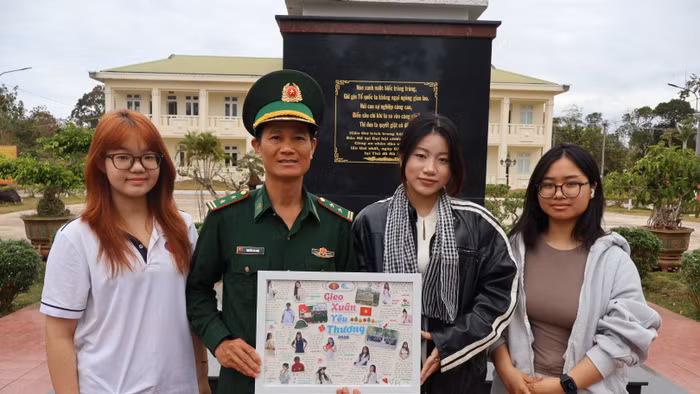 Trung tá Nguyễn Bá Long (thứ hai từ trái sang) cùng sinh viên Trường ĐH KHXH&NV (ĐHQG TPHCM) trong chuyến thăm đồn tháng 2/2026. Ảnh: T.L