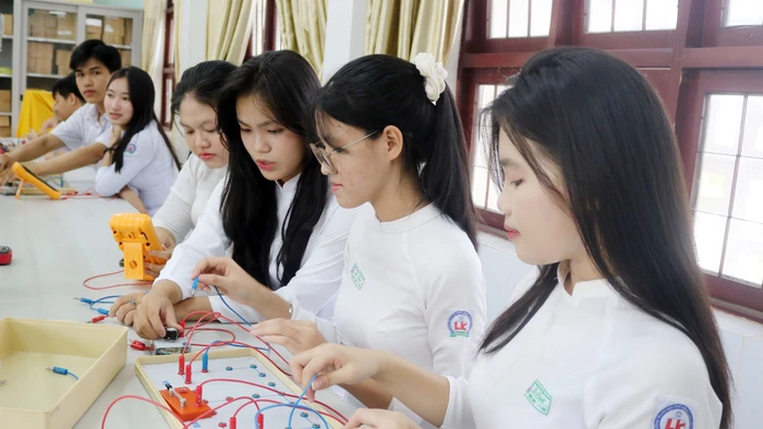 Học sinh Trường THPT Chuyên Lê Khiết (Quảng Ngãi) trong giờ thực hành môn Vật lý. Ảnh minh họa: INT