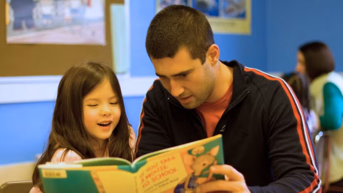 Mặc dù mang lại nhiều tiện ích, nhưng công nghệ không thể thay thế hoàn toàn trải nghiệm đọc sách truyền thống. Ảnh: INT.