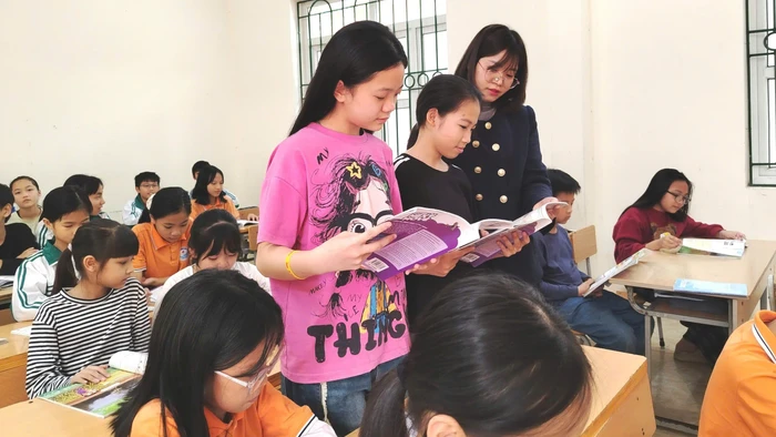 Cô trò Trường Tiểu học Hiến Nam (Phố Hiến, Hưng Yên). Ảnh: NVCC