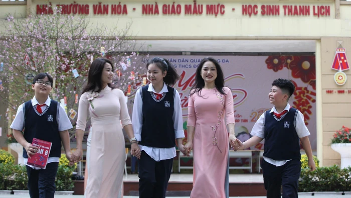 Cô trò Trường THCS Đống Đa (TP Hà Nội). Ảnh: Xuân Phú