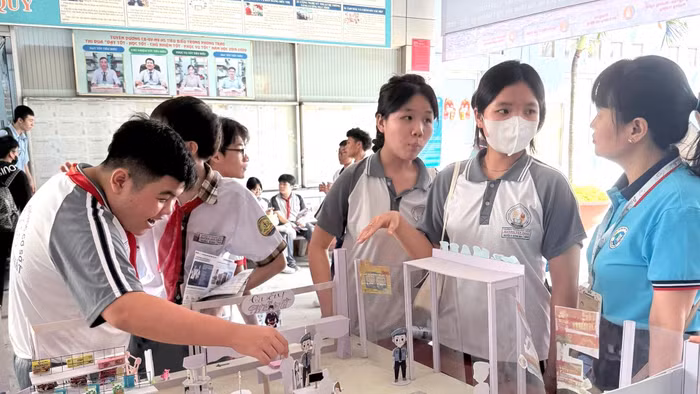 Học sinh lớp 9 TPHCM trải nghiệm thực tế tại Trường Trung cấp Kinh tế Nguyễn Hữu Cảnh (Tân Thuận, TPHCM). Ảnh: TP